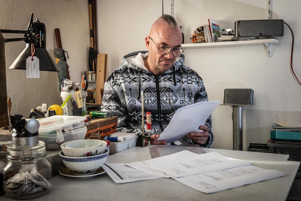 Sjefke Dooms in zijn woning in Breda: „Ik sta met mijn rug tegen de muur.”
