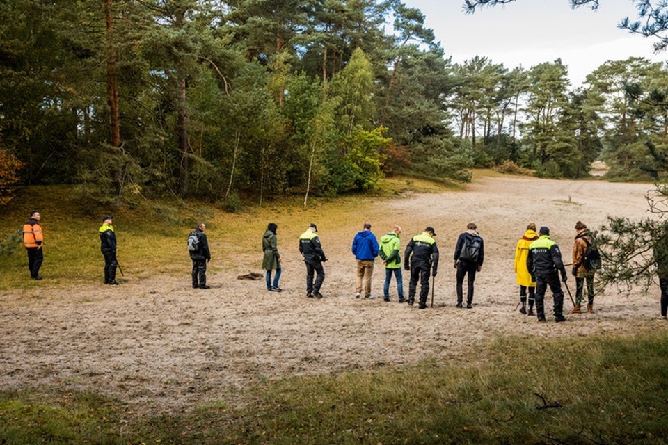 Deelnemers aan de zoektocht naar de vermiste Anne Faber in de omgeving van Soesterduinen. 
