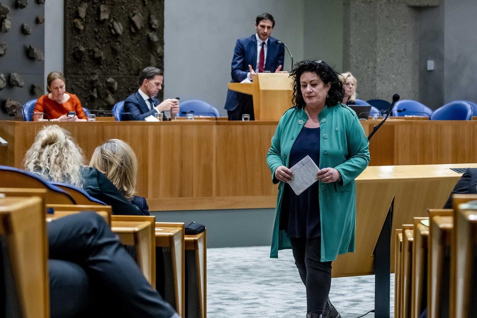 Caroline van der Plas (BBB) met op de achtergrond vicepremier Carola Schouten, premier Mark Rutte, vicepremier Wopke Hoekstra en vicepremier Sigrid Kaag, in vak K tijdens het debat in de Tweede Kamer over de uitslag van de verkiezingen voor de Provinciale Staten.
