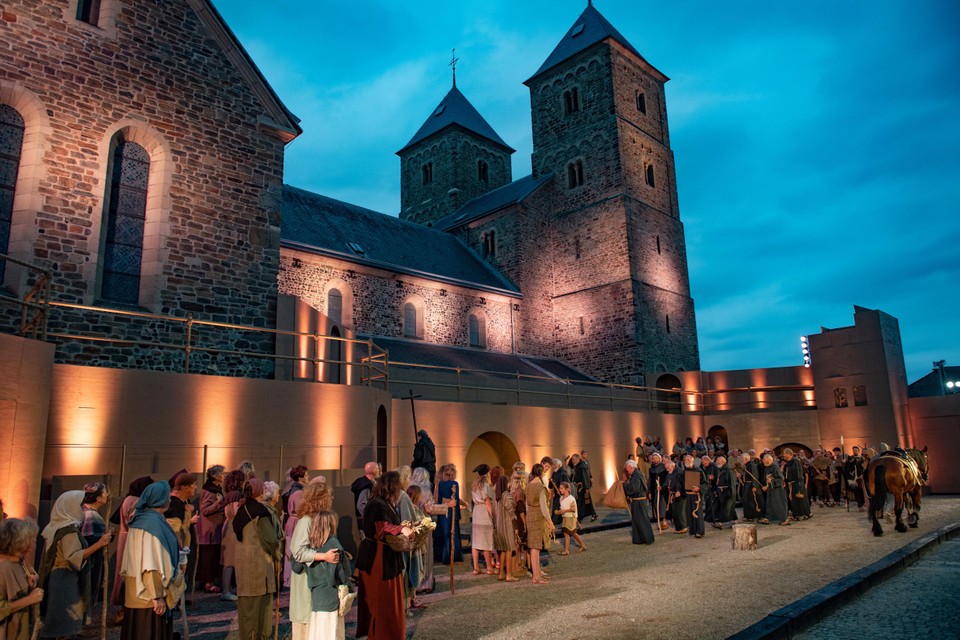 Met de opvoering van het openluchtspel Weerlicht der Eeuwen beleefde de Heiligdomsvaart in Susteren zaterdagavond haar traditionele aftrap.  