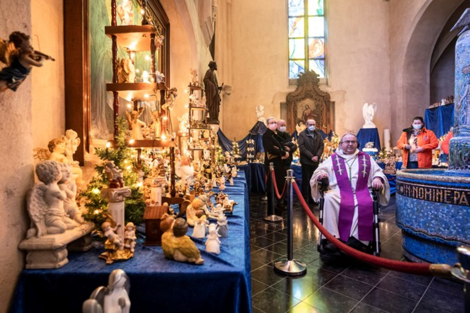 Bisschop Harrie Smeets, hier bij zijn engelenstal, schreef de  getroffenen van de watersnood een brief ter gelegenheid van Kerstmis. 