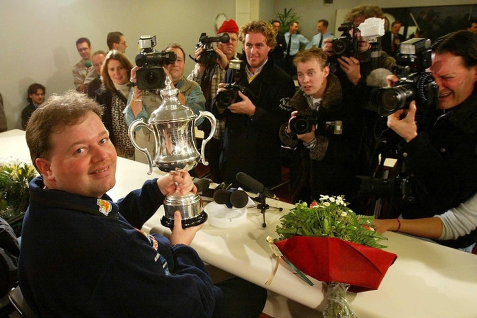 Van Barneveld met zijn WK-trofee in 2003. 