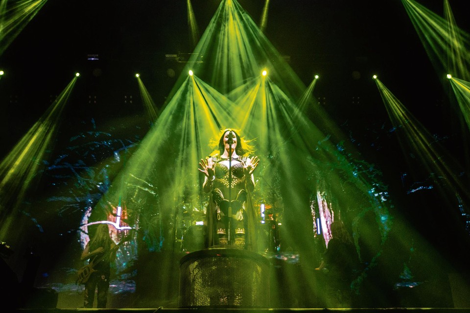Floor Jansen, zangeres van de  Finse metalband Nightwish, tijdens een optreden in de Ziggo Dome. 
