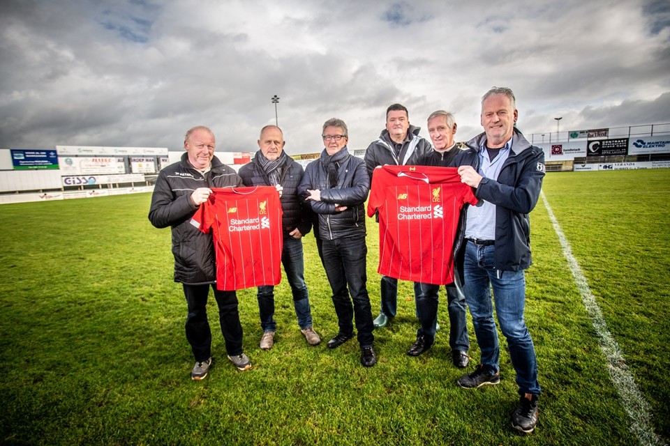 Een delegatie van de Belgisch-Limburgse voetbalclub FC Veldwezelt, dat in oktober het grote Liverpool op bezoek kreeg. 