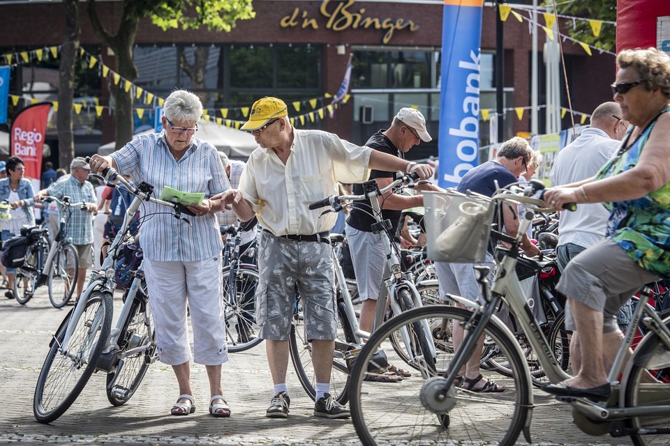 Fietsers verzamelen zich voor d’n Binger in Meijel voor de fietsvierdaagse. 