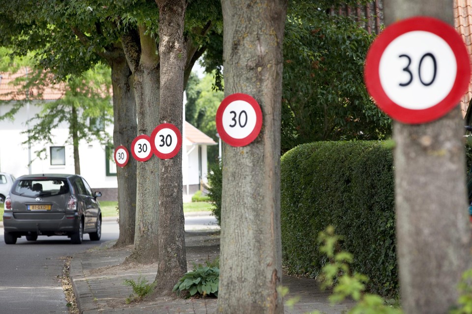 Bewonersactie in Maastricht om automobilisten op maximumsnelheid te wijzen. Herzogenrath wil de hele binnenstad in 30-kilometerzone veranderen. 