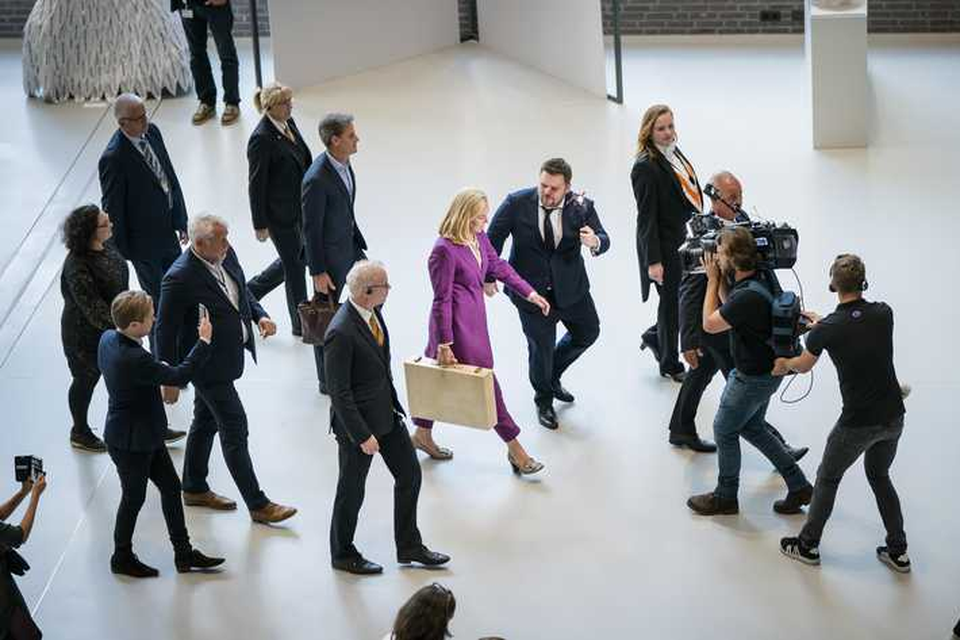 Minister Sigrid Kaag (Financiën) biedt op Prinsjesdag het koffertje met de miljoenennota aan in de Tweede Kamer. 