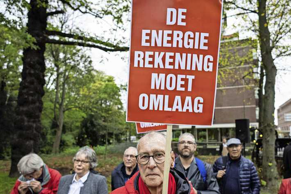 Mensen eisen een lagere energienota bij een recente demonstratie van de SP bij de Tweede Kamer. 