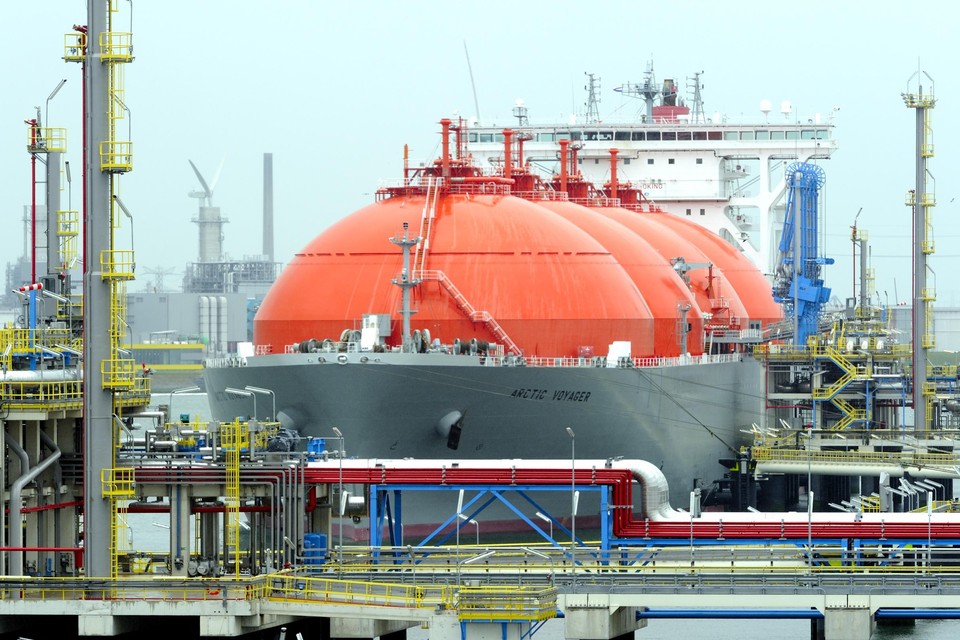 Een lng-tanker ligt afgemeerd aan de Gate-terminal in de Rotterdamse haven. 