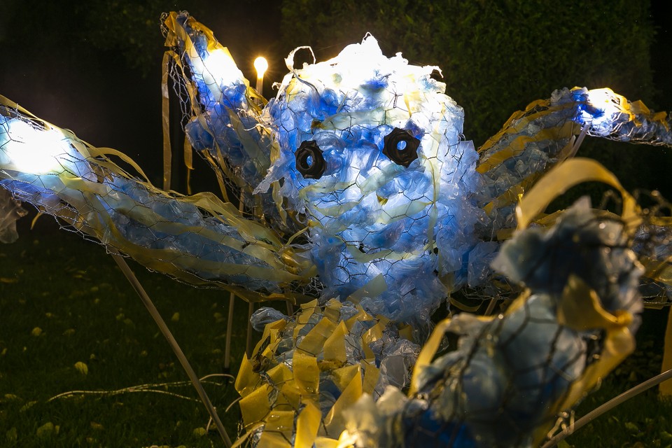 Scholieren maakten een lichtgevende octopus  van gerecycled plastic voor het lichtkunstfestival in Kasteeltuinen Arcen. 