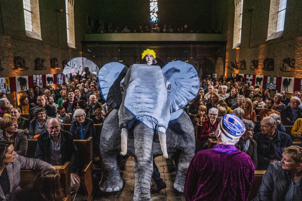 De Sint Hubertuskerk in Genhout vormde een weekend lang het decor van het Festival der Dieren. Zelfs een levensgrote olifant van papier-maché paradeerde door het godshuis. 