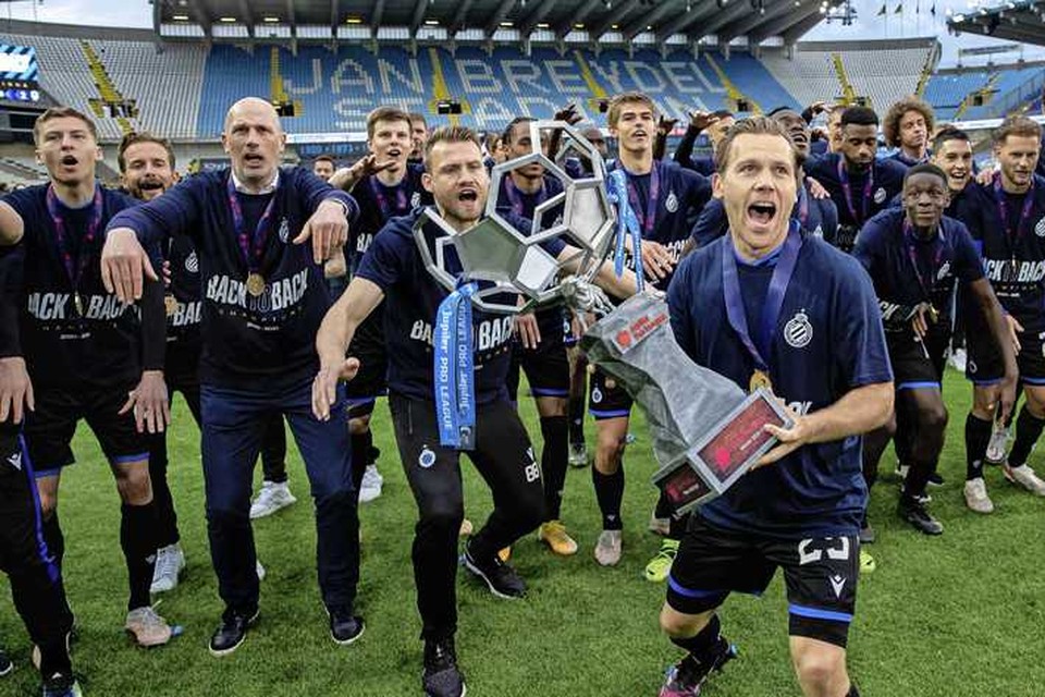 Ruud Vormer en zijn ploeggenoten van Club Brugge vieren de Belgische landstitel. 