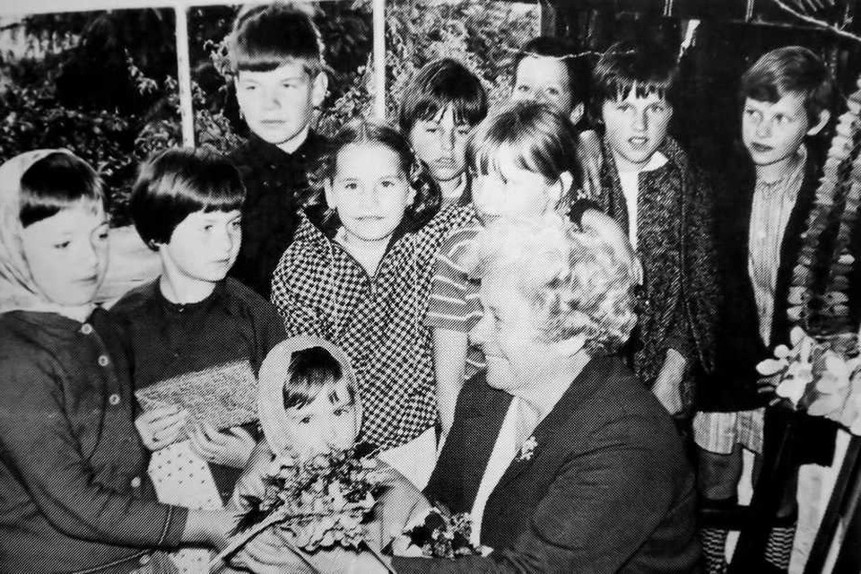 10 juni 1968: 10 jarig jubileum van tant May als toezichthoudster van de speeltuin in Thien Bunder