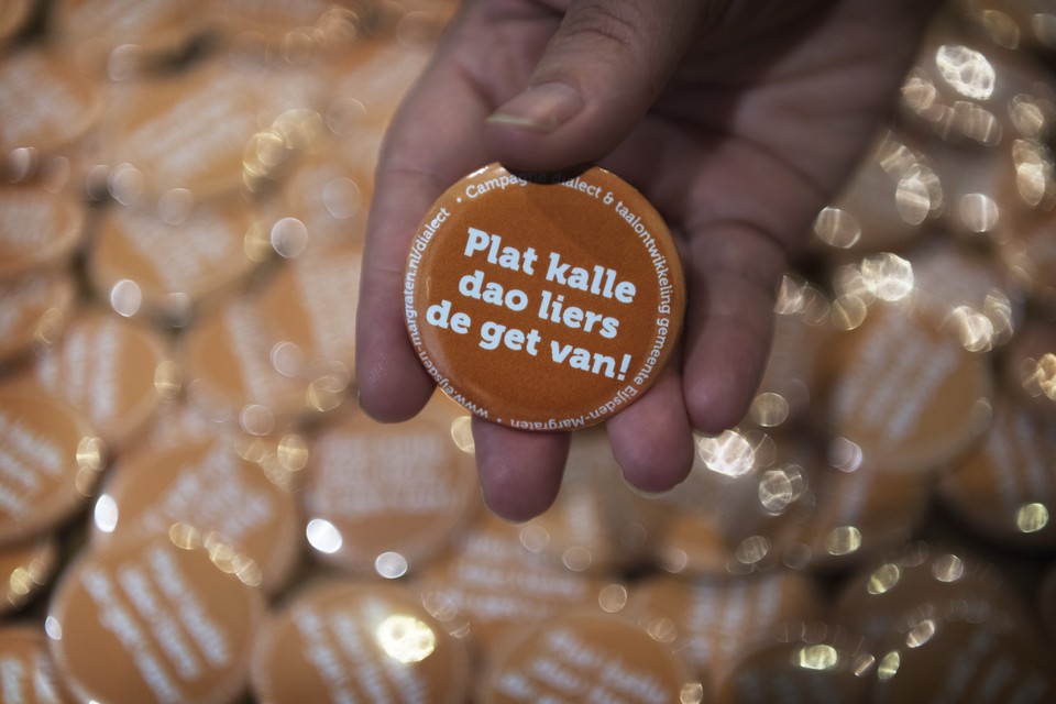 De gemeente Eijsden-Margraten voert actief campagne voor het spreken van dialect, onder andere met deze buttons. 