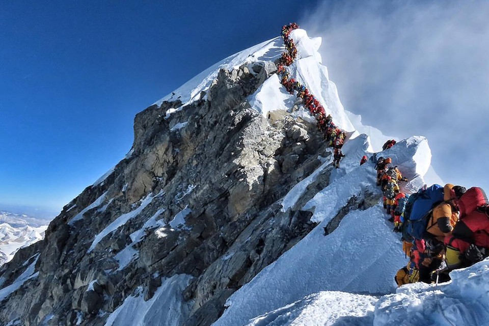Bergbeklimmers staan in de file op de Mount Everest, zo is te zien op deze foto van Nirmal Purja 