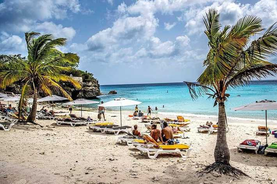 Toeristen genieten op een van de Curaçaose stranden. Doordat Corendon nu zelf gaat vliegen, kunnen er in één klap jaarlijks 220.000 mensen extra naar het eiland.