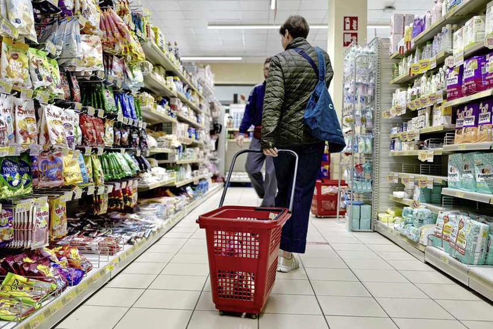 De stijgende inflatie doet consumenten vaker kiezen voor een huismerk, of zelfs overstappen naar een goedekopere supermarkt.