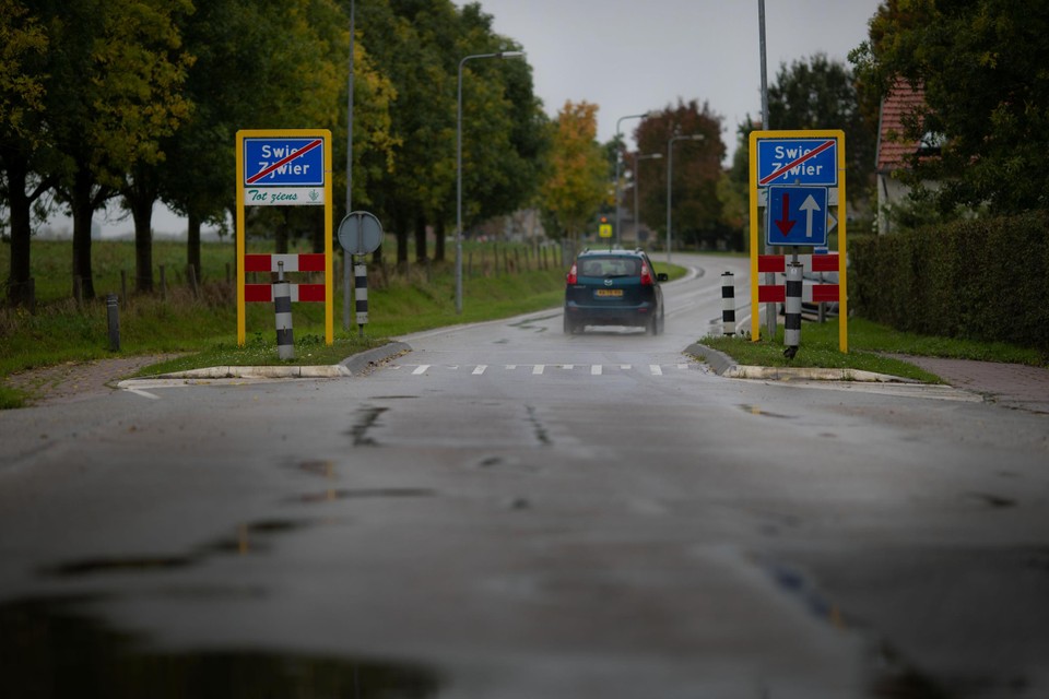 Wegversmallingen, verkeerssluizen en oversteekplaatsen moeten het gehucht Swier bij Wijnandsrade een stuk veiliger maken. 