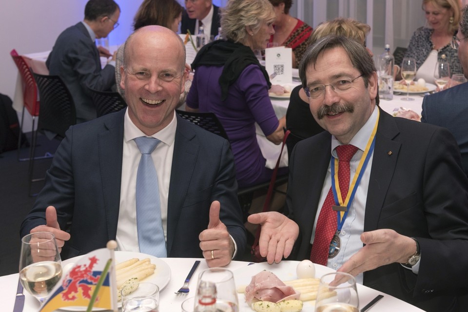 Gouverneur Theo Bovens (rechts) tijdens het aspergediner in Den Haag met de Limburgse minister Raymond Knops. 