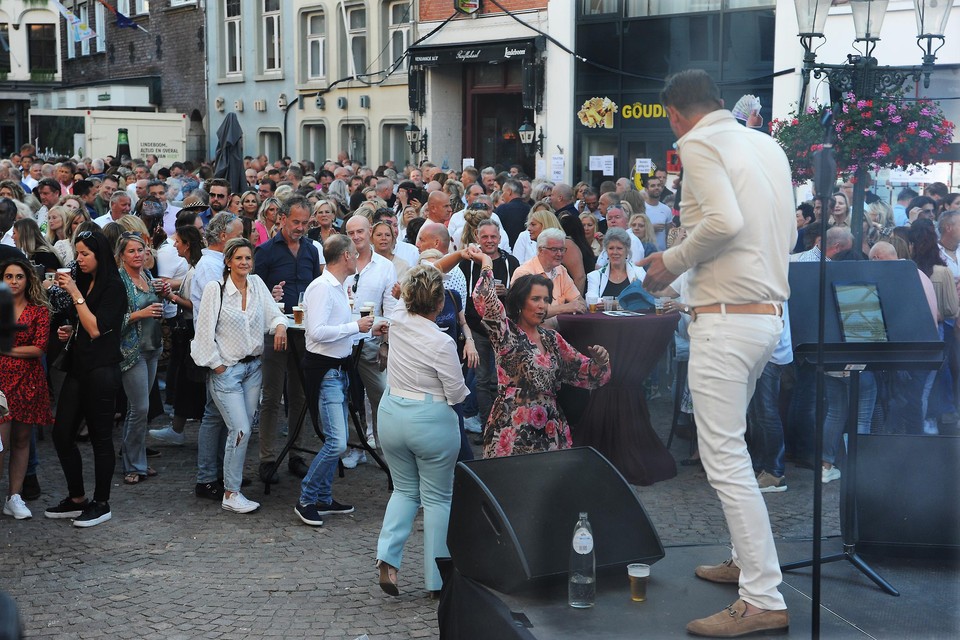 Vroeg in de avond gingen de voetjes al van de vloer tijdens Leo’s Voices op de Parade in Venlo. 