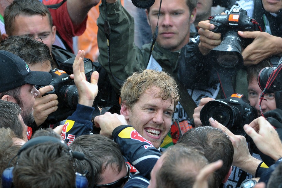 Sebastian Vettel is door het blije heen nadat hij in 2012 de wereldtitel voor de neus van Fernando Alonso heeft weggekaapt. 