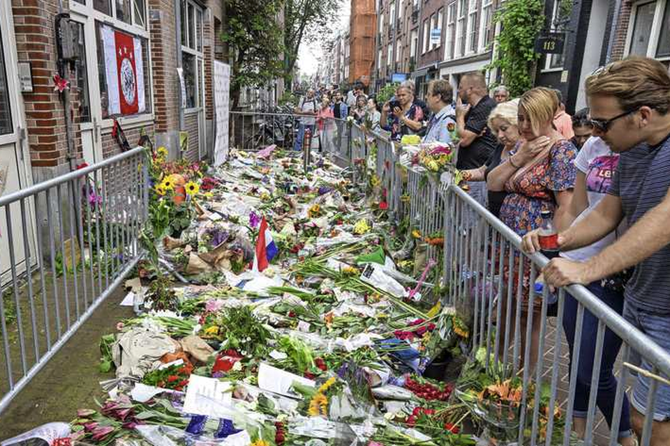 Mensen rouwen om misdaadverslaggever Peter R. de Vries die is neergeschoten in de Lange Leidsedwarsstraat in Amsterdam. 