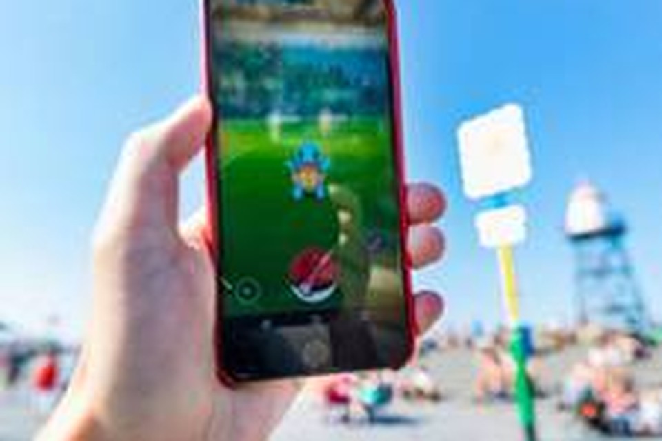 Spelers van Pokémon Go verzamelen zich dagelijks in groten getal in Kijkduin.