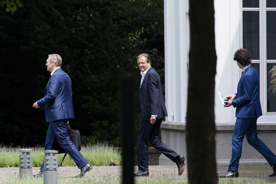 Sybrand Buma (CDA), Alexander Pechtold (D66) en Jesse Klaver (GroenLinks) verlaten het Catshuis na overleg met VVD-leider Mark Rutte.