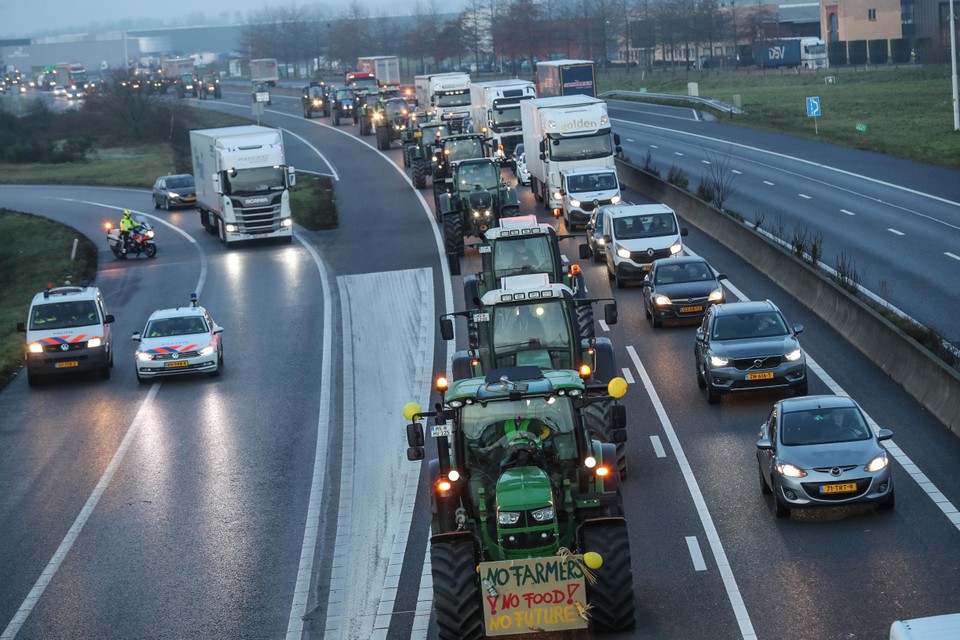 Boeren met trekkers veroorzaakten verkeerschaos op de A67 bij Sevenum.  