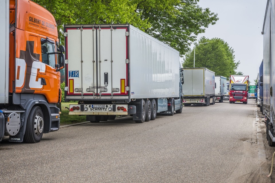 Op meer plekken in Limburg bestaat overlast van geparkeerde vrachtwagens. 
