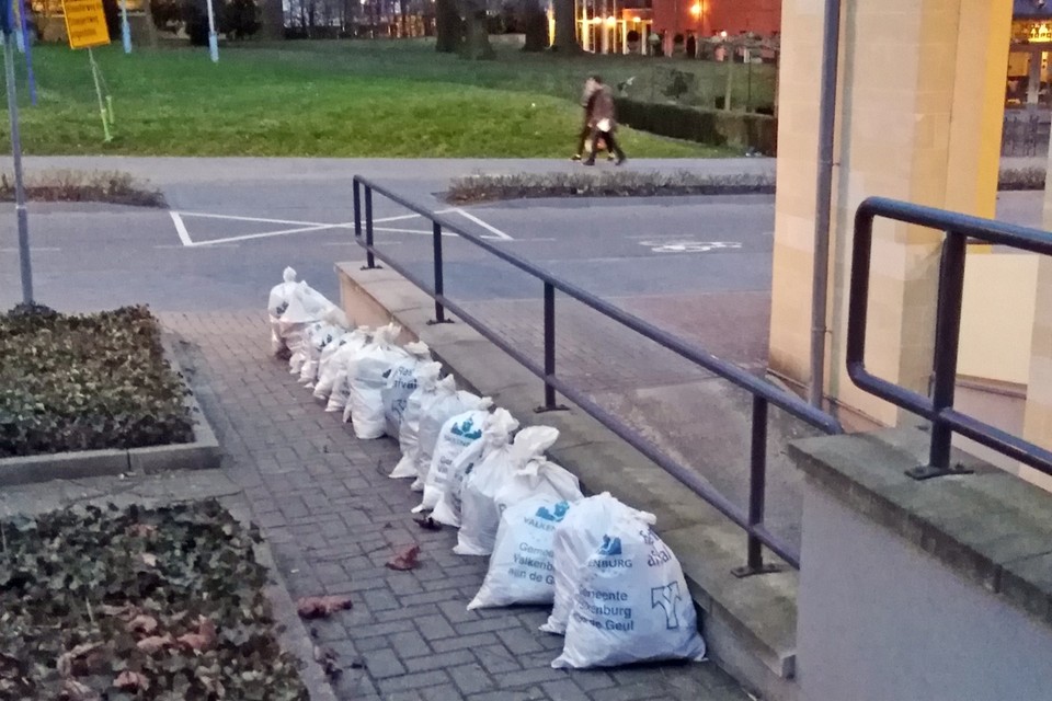 Witte zakken voor het restafval in Valkenburg. 