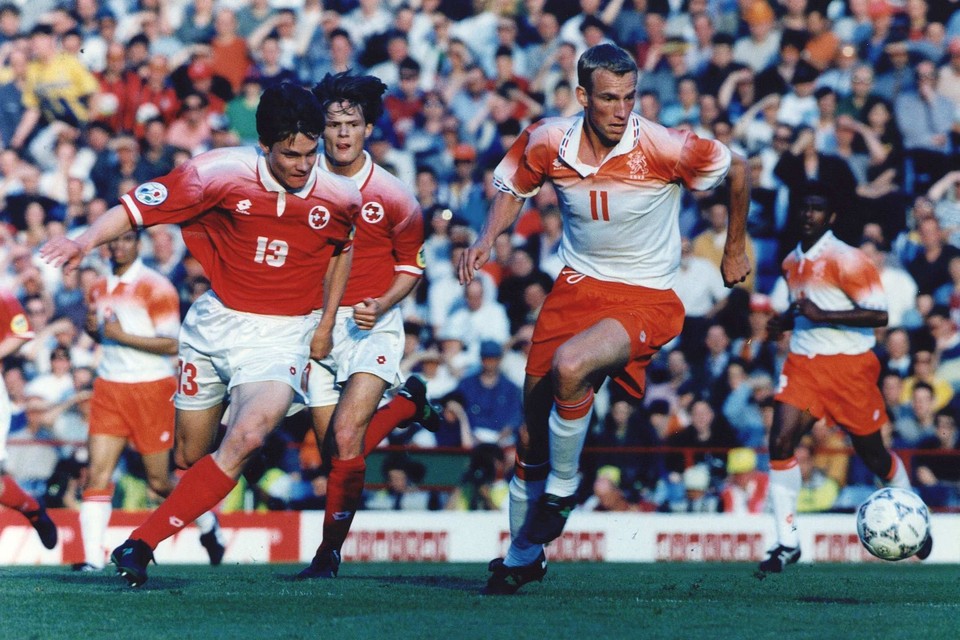 Peter Hoekstra (rechts) in actie tegen Zwitserland op het EK van 1996. 