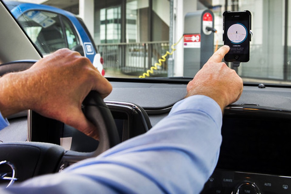Foto ter illustratie. Een chauffeur van Uber accepteert een aanvraag voor een rit van een klant.
