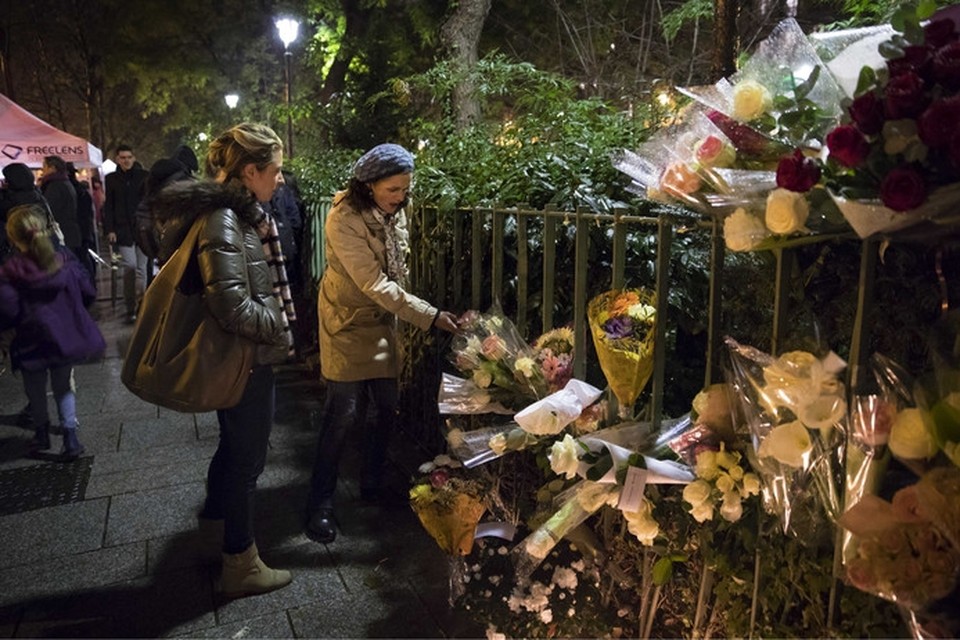 Bloemen in de buurt van concertzaal Bataclan, na de aanslagen in november 2015. 