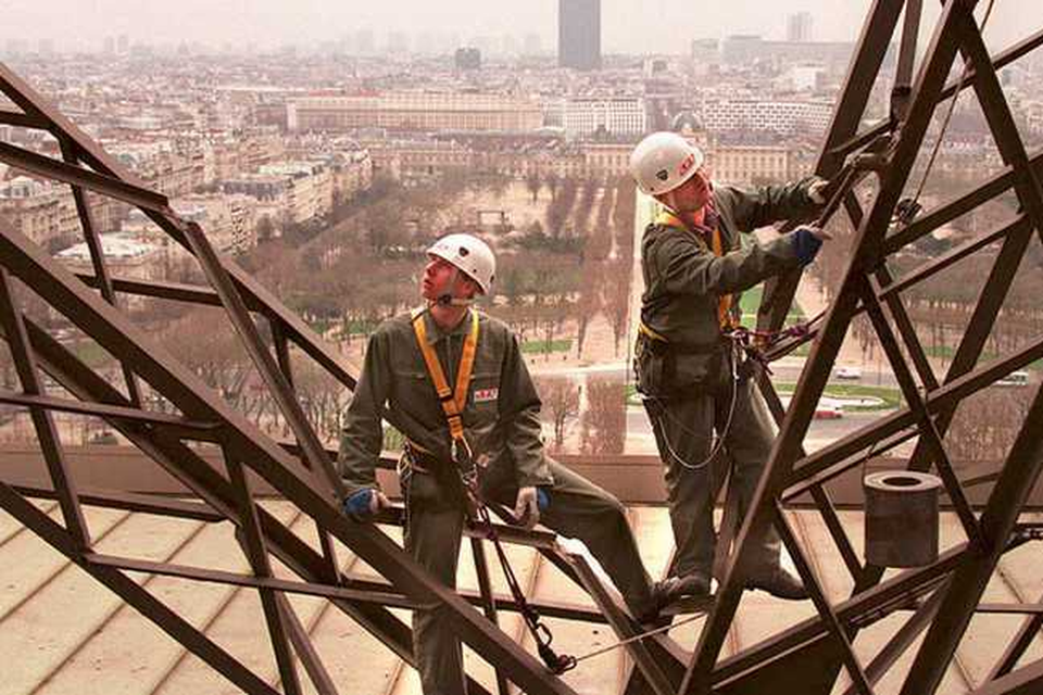 Onderhoudswerkzaamheden aan de Eiffeltoren (archieffoto). 