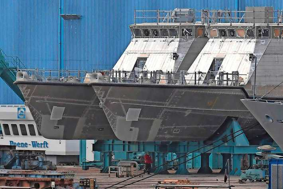 De bouw van patrouilleboten voor Saudi-Arabië op een Duitse scheepswerf. Ook de Nederlandse scheepsbouwer Damen bouwt mee aan oorlogsschepen die wereldwijd rondvaren. 