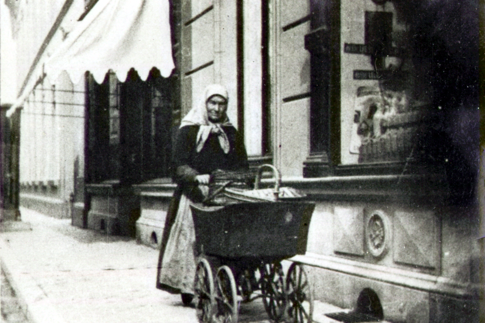 Anna Maria Steinbach, beter bekend als ‘Mutter Steinbach’, rond 1920 in de Swalmerstraat. Mutter Steinbach was destijds een bekende verschijning in het Roermondse straatbeeld.  