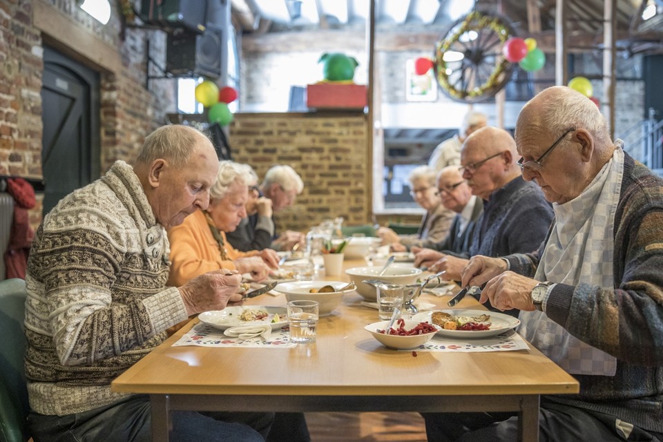De eettafel in Oirsbeek, een van de projecten om ouderen uit hun isolement te halen. 
