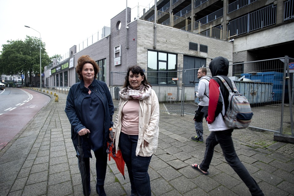 Nicole Daenen (links) en Hannie Heine voor de plek die vijftien jaar een verslaafdenopvang was. 