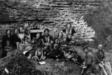 thumbnail: <P>Maastricht, 1 september 1944. Gezinnen voor de ingang van de schuilkelders in de kazematten van Maastricht. Uit vrees voor bombardementen verblijven ze dagen en nachten in de kazematten, die deel uitmaken van de eeuwenoude vestingwerken van Maastricht. </P>