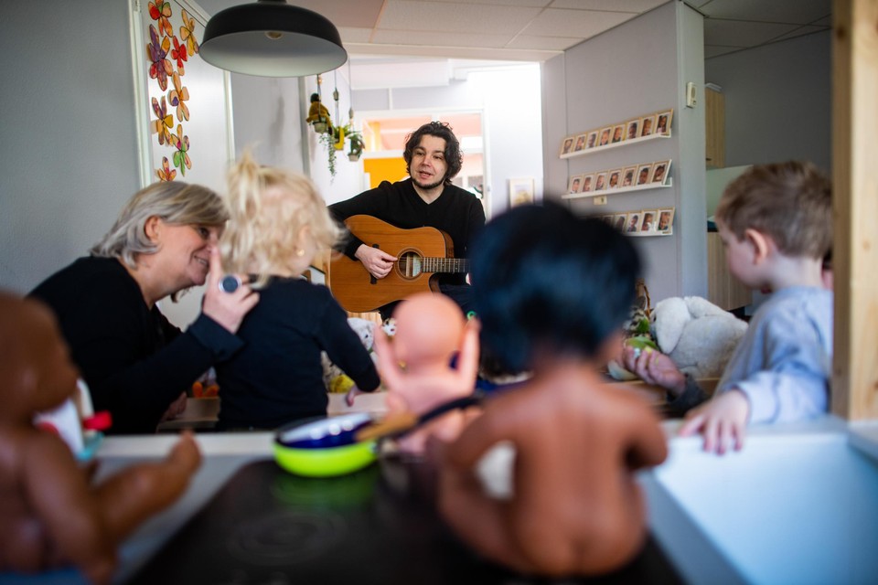 Alexandra de la Roy luistert met kinderen van kinderdagverblijf De Wigwam in Geleen naar een door Ivo Rosbeek voorgedragen kinderliedje in het Limburgs dialect.