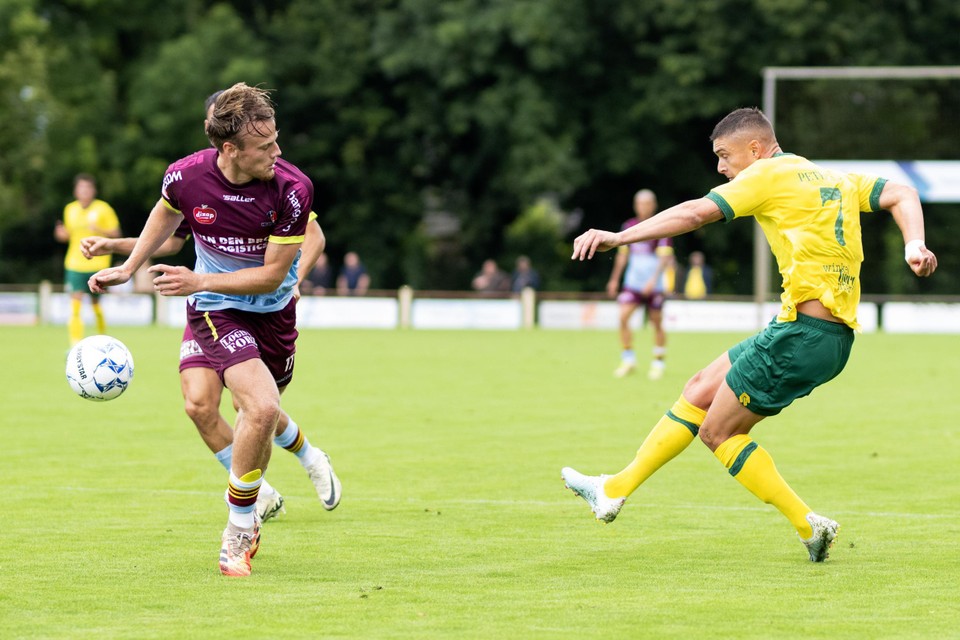 Kristoffer Peterson (rechts) hier in actie tijdens de oefenwedstrijd tegen Helmond Sport.