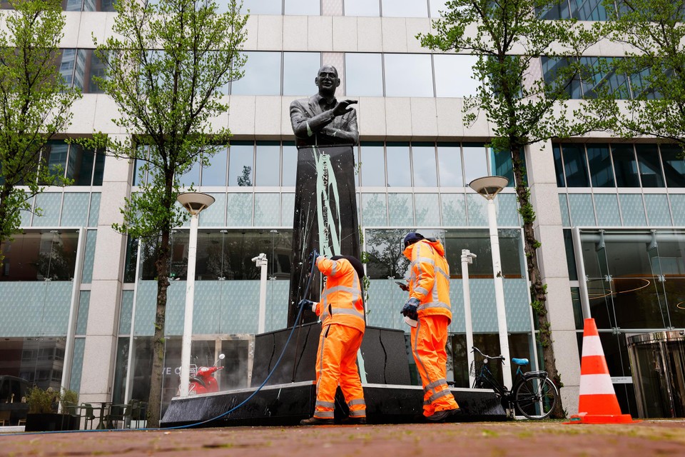Het beeld van politicus Pim Fortuyn in Rotterdam is beklad op de dag dat hij 21 jaar geleden werd vermoord op het Mediapark in Hilversum.