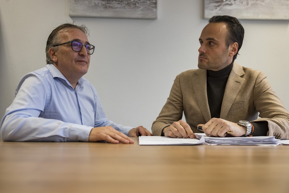 Eigenaar Erdal Ataman (links) en zijn advocaat Régis Delsing proberen definitieve sluiting van coffeeshop The Brothers te voorkomen. 