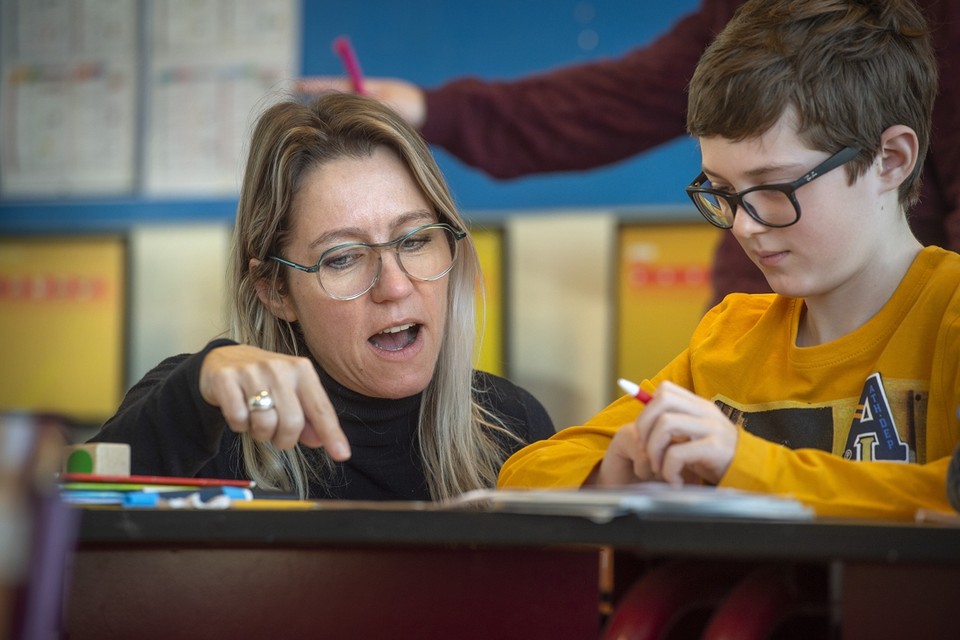 Li Lefébure aan de slag met allitereren in de combinatieklas van groep 6, 7 en 8 van de Emile Weslyschool in Maastricht. 