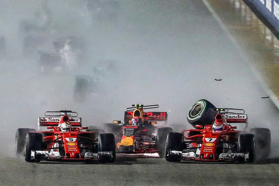 Verstappen in de sandwich tussen de Ferrari's van Vettel en Räikkönen.