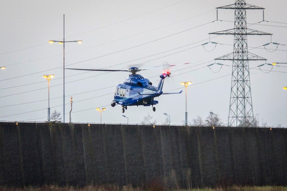 De helikopter landde op de binnenplaats van de gevangenis 