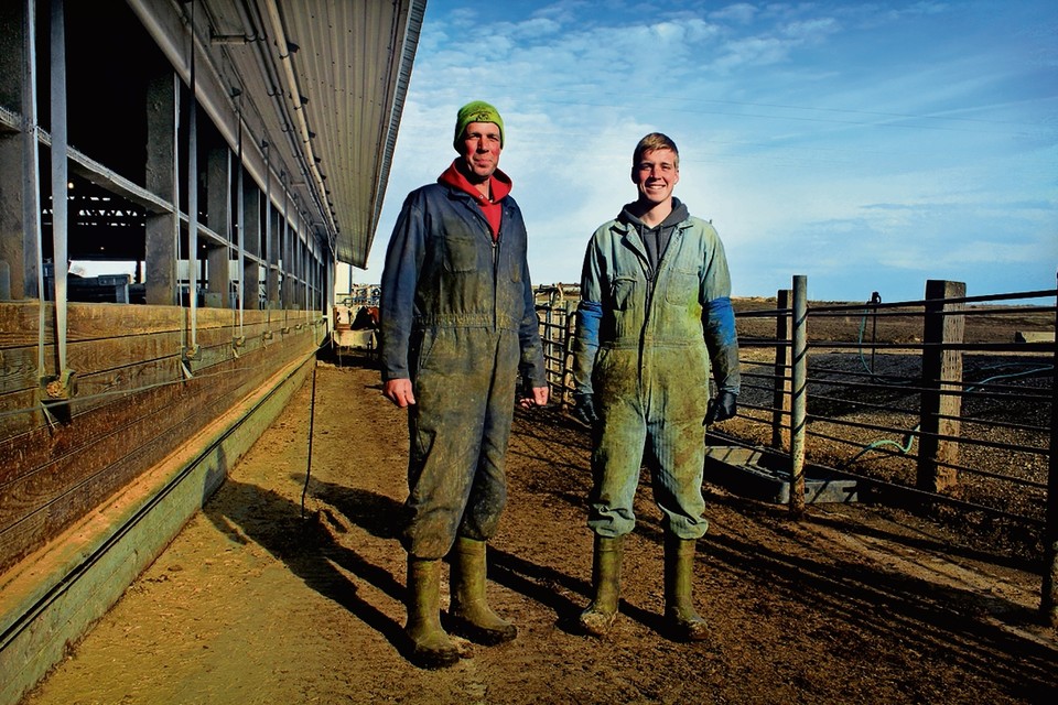 Kor Mulder en zijn zoon Kelsey zorgen voor 350 koeien. 