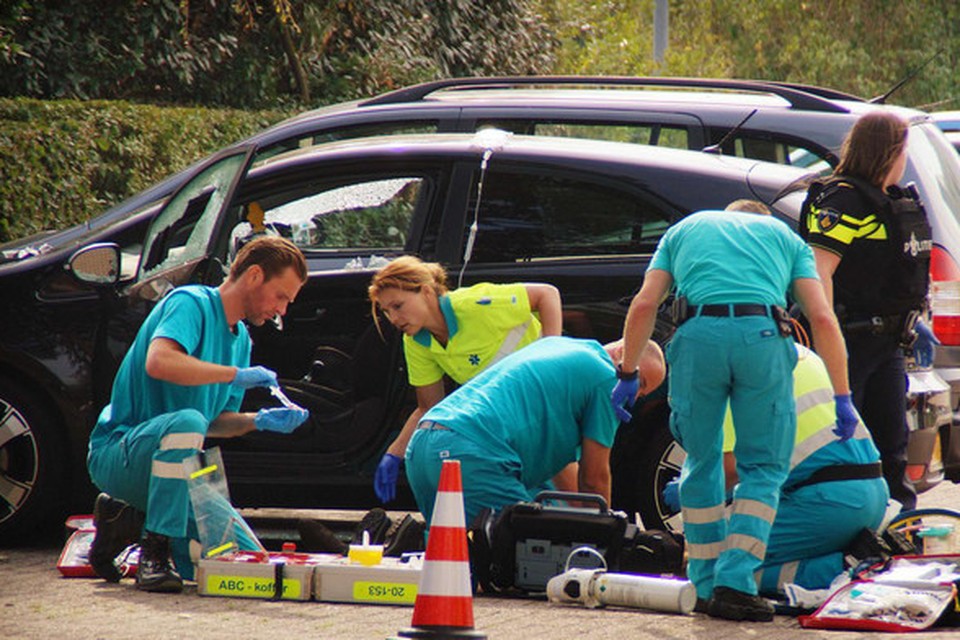 Bij het TweeSteden ziekenhuis in het Brabantse Waalwijk zijn hulpverleners bezig met een slachtoffer van een schietpartij.