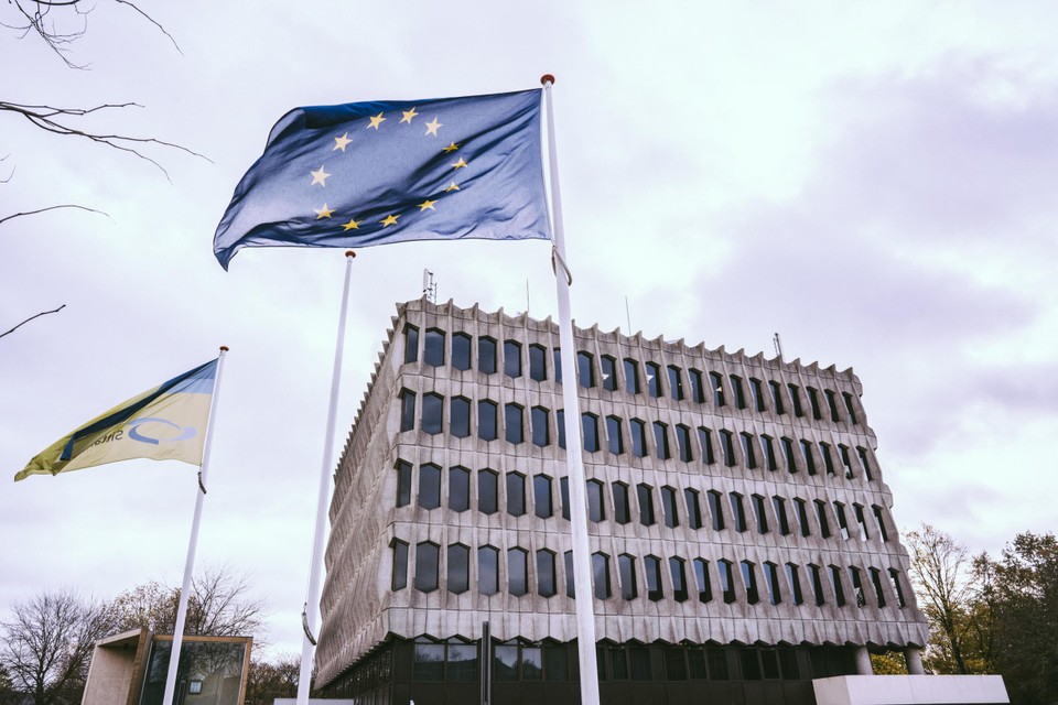 De wapperende stads- en Europese vlag bij het gemeentehuis in zowel Sittard (foto) als Geleen krijgen gezelschap van de Limburgse én Nederlandse vlag. Op beide plekken moet nu een extra mast  worden geplaatst. 